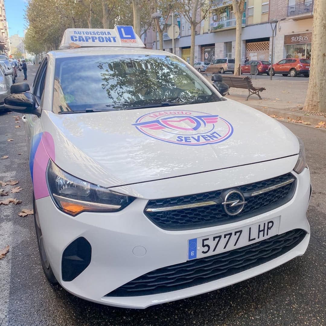 Un cotxe de pràctiques de l’Autoescola Cappont aparcat en un carrer de Lleida.